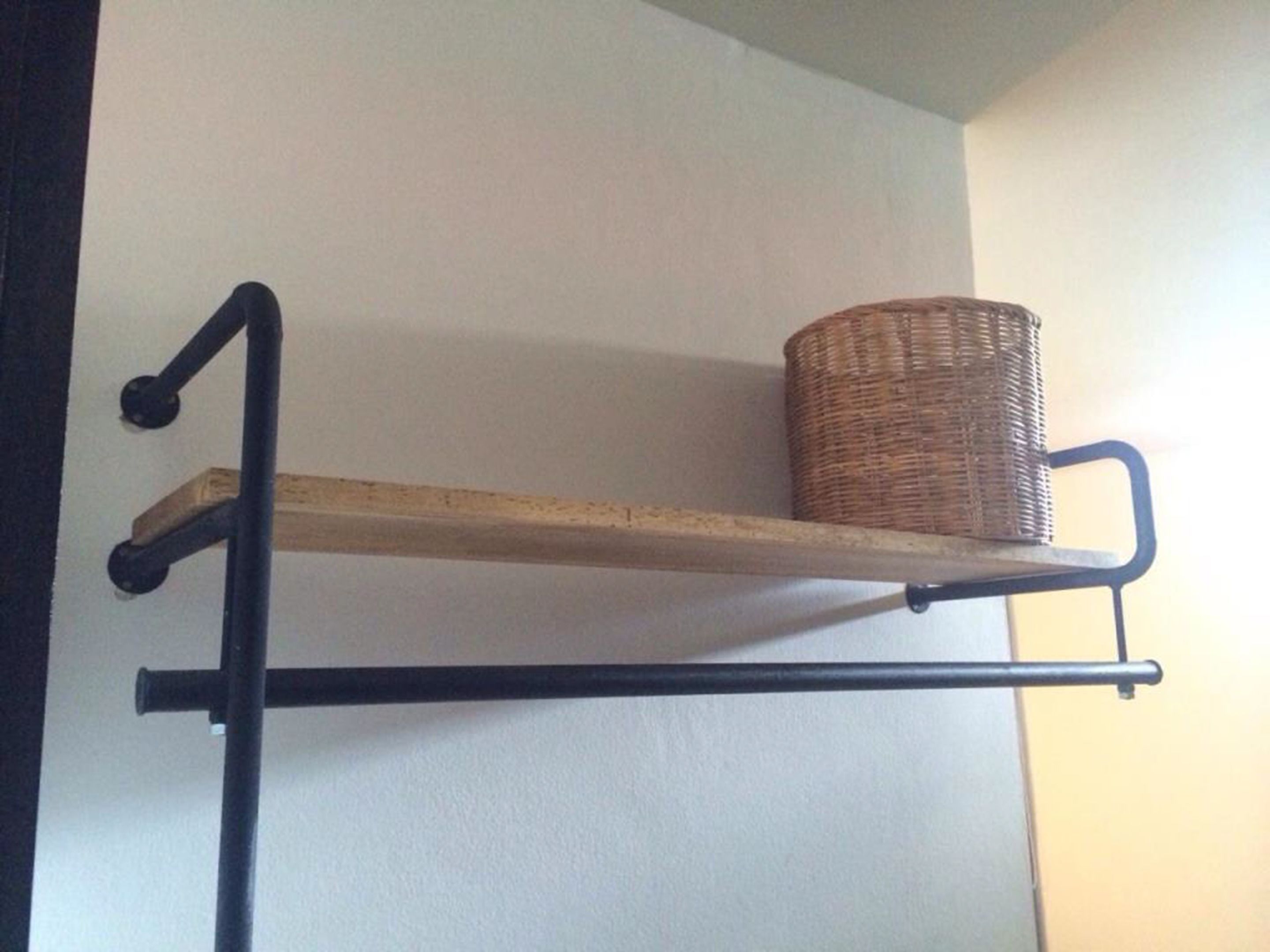 Una estantería con una cesta de mimbre.