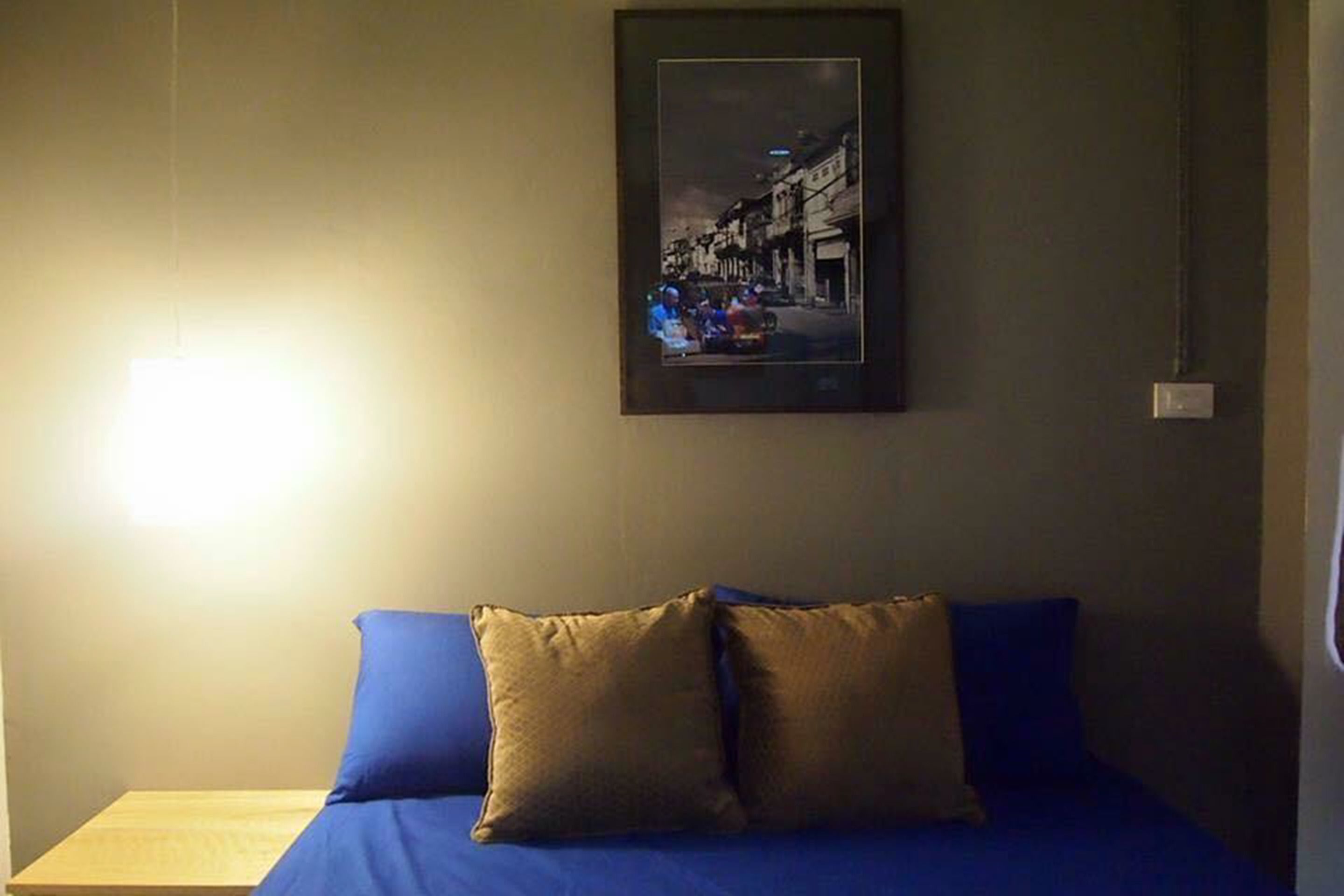 Triple Room | Living area | 32-inch flat-screen TV with cable channels, TV