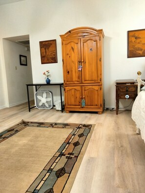 2 bedrooms, desk, iron/ironing board, free WiFi