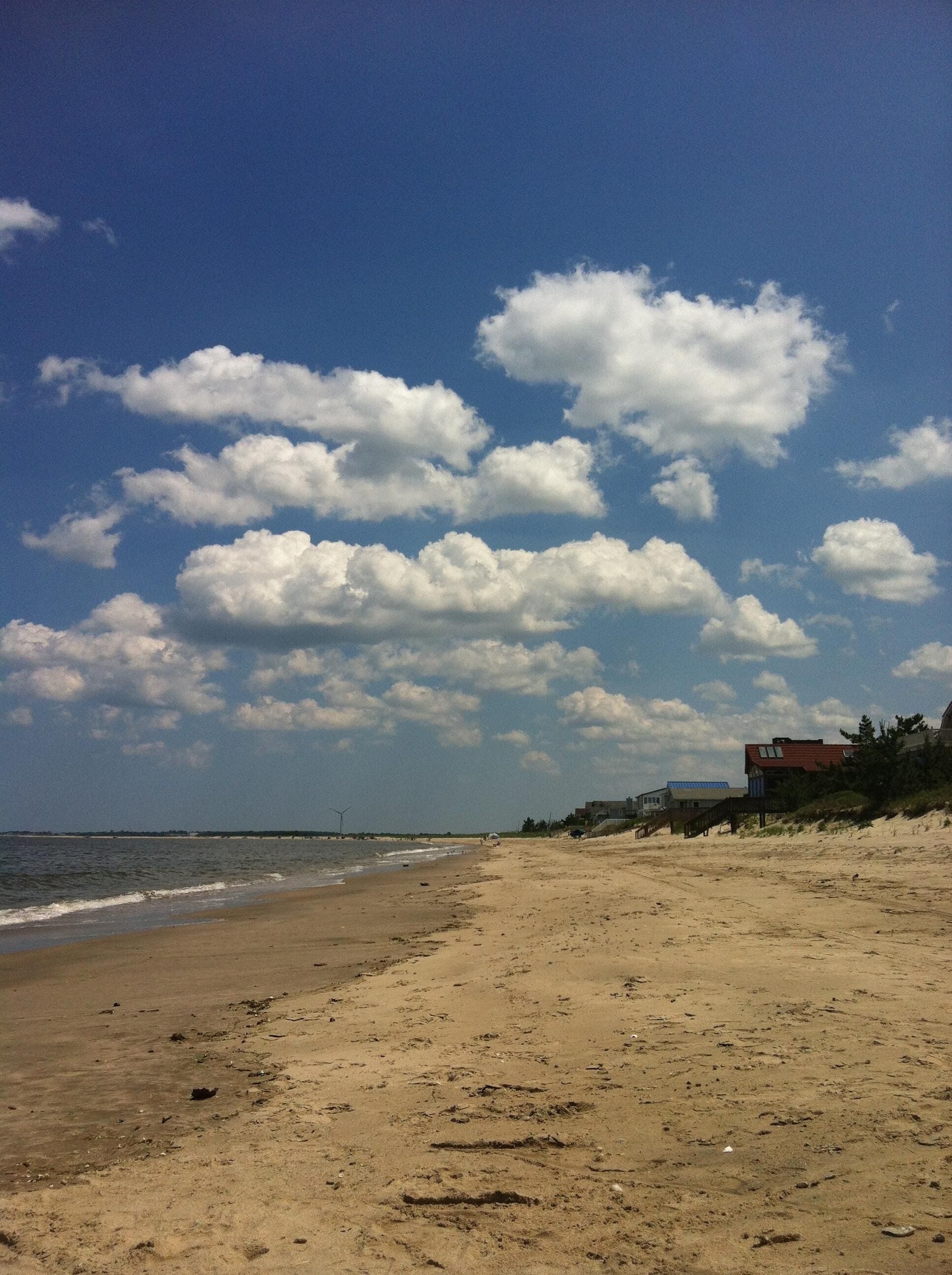 En la playa y camastros 