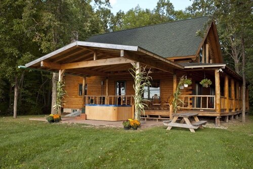 Authentic Log Cabin! - Mountain Views-Campfires FREE wood - Hot Tub - Near Lake