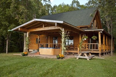 Authentic Log Cabin! - Mountain Views-Campfires FREE wood - Hot Tub - Near Lake