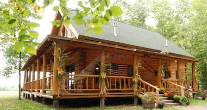 Auténtica Log Cabin Fall Fun! E hidromasaje, cerca del lago con vistas a la montaña