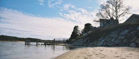 Plage à proximité, chaises longues, serviettes de plage