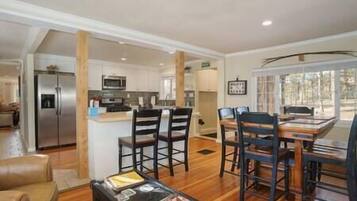 冰箱、微波炉、烤箱、炉灶