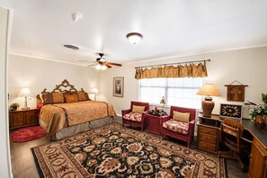 2 bedrooms, desk, iron/ironing board, travel crib - Boutique Farm Stay — Thoughtfully Designed (Georgetown)