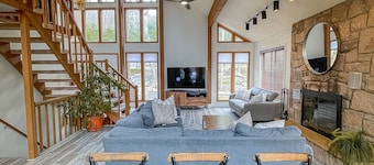 Bright and Beautiful - 8 person Jacuzzi, fireplace, wifi, fully stocked kitchen