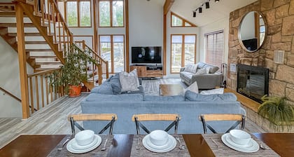 Bright and Beautiful - 8 person Jacuzzi, fireplace, wifi, fully stocked kitchen