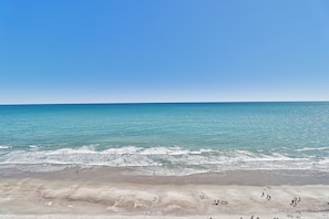 På stranden