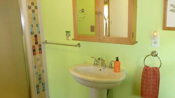 Douche, sĂšche-cheveux, serviettes fournies, savon