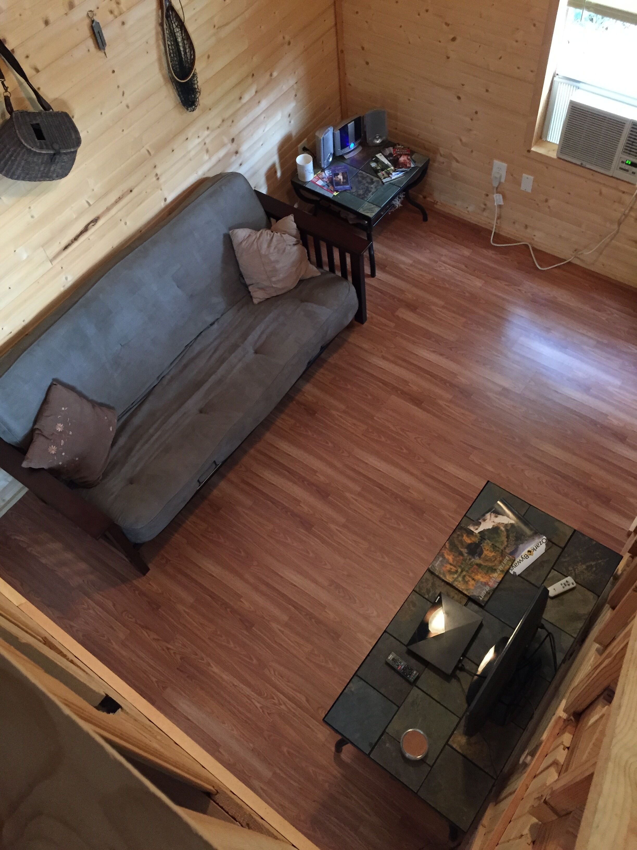 Smart TV, chimenea, reproductor de DVD y libros 