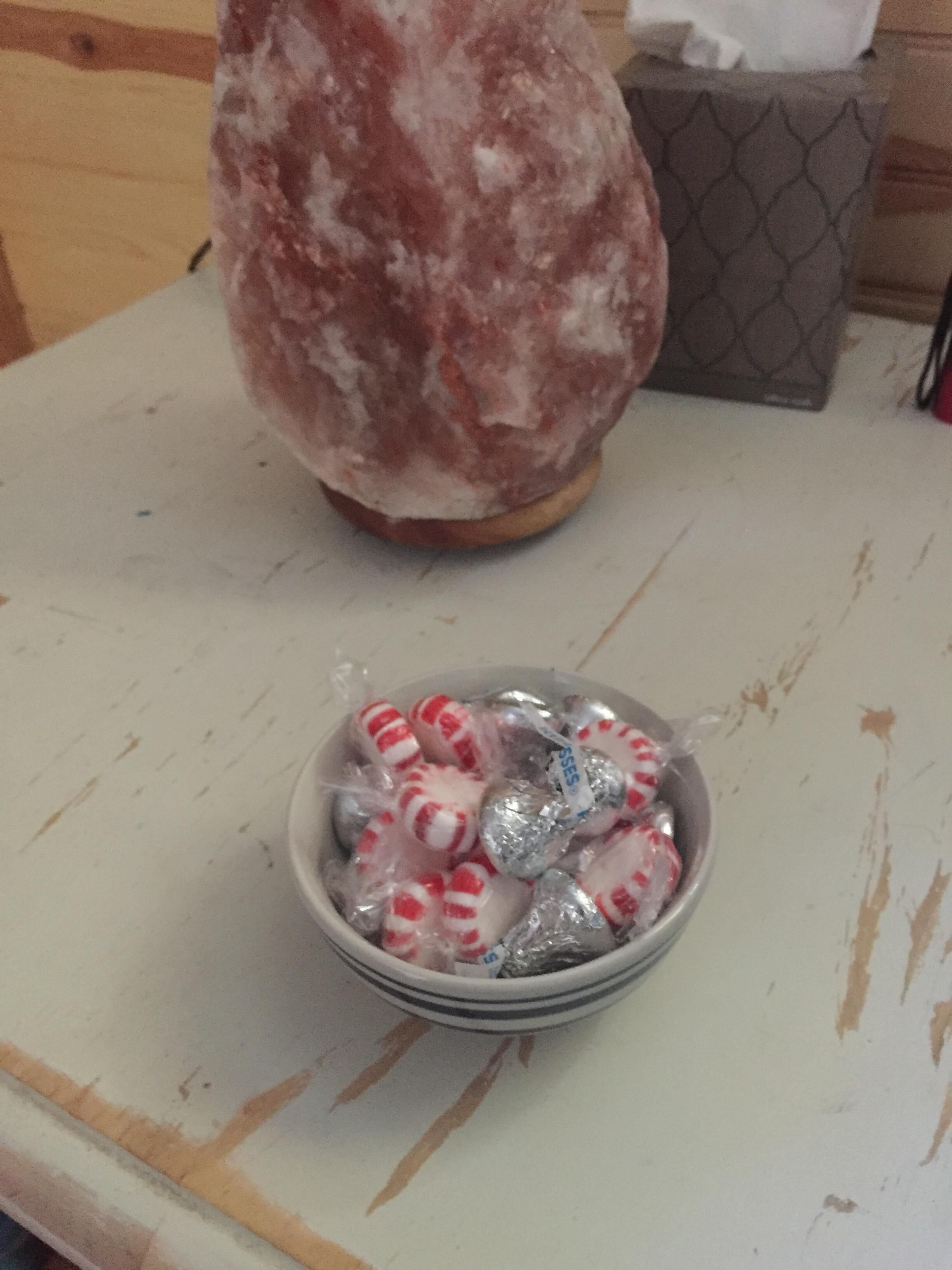 Eine Schüssel Süßigkeiten auf einem Tisch mit einer strukturierten weißen Oberfläche.