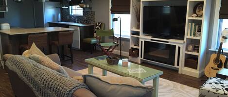 Smart TV, chimenea, reproductor de DVD y libros