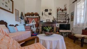Casa tradicional, 2 habitaciones | Área de sala de estar | Televisión de pantalla plana y chimenea