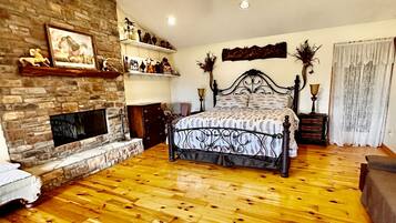 3 bedrooms, in-room safe, desk, iron/ironing board