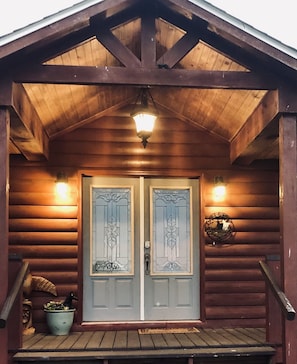 Exterior detail - Big Cabin on HorseRanch close to MammothCaves,Corvettes,WKU, BeechBend Buc-ees (Smiths Grove)