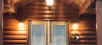 Large Log cabin on a Horse Ranch close to MammothCaves,Corvettes,WKU,BeechBend