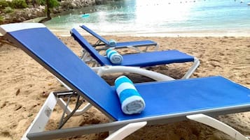 Camastros y toallas de playa