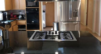 Anaheim Convention/Disney/Knotts/Huntington Beach/Universal Studios Great Value!