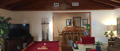Smart TV, chimenea, videojuegos y reproductor de DVD