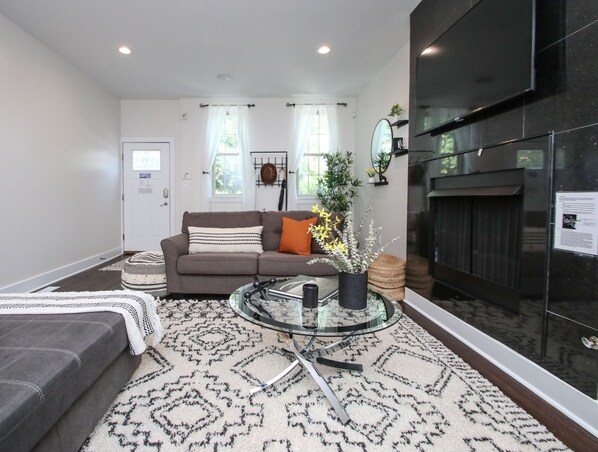 Smart TV, fireplace, stereo