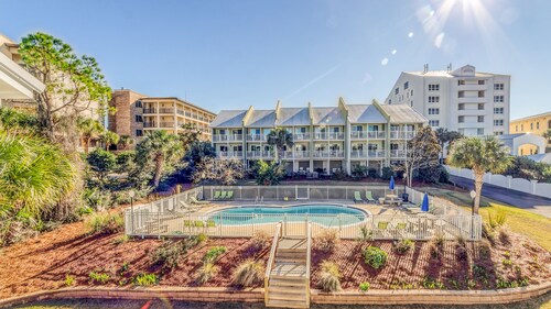 FULLY REMODELED - ON 30A, PRIVATE Beach and a POOL VIEW, Walk to restaurants
