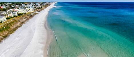 Una playa cerca, sillas reclinables de playa