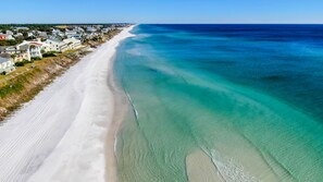 Ubicación cercana a la playa y tumbonas