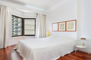 3 chambres, bureau, fer et planche à repasser, lit de bébé portatif