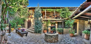 Courtyard - Ampelos Estate (Aigialeia)