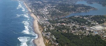 Beautiful Oceanview  Hot Tub  2 Nearby Beach Access Points 