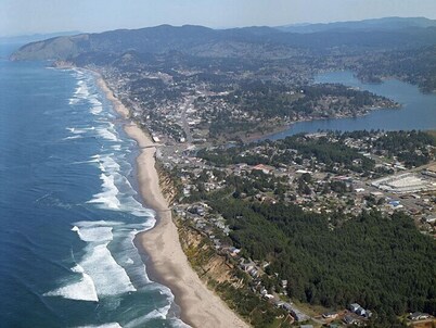 Beautiful Oceanview  Hot Tub  2 Nearby Beach Access Points 