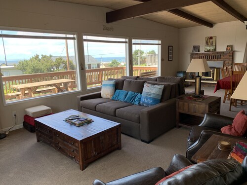 Beautiful Oceanview  Hot Tub  2 Nearby Beach Access Points 