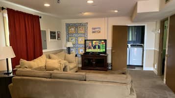 Smart TV, Netflix, Hulu, DVD player