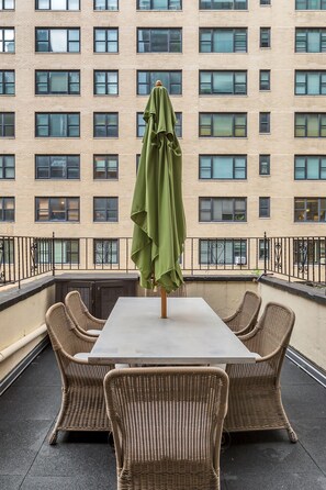 Property grounds - Huge True 3/2 Columbus Circle/Times Sq./Central Park. Entire Floor. Back patio (New York)