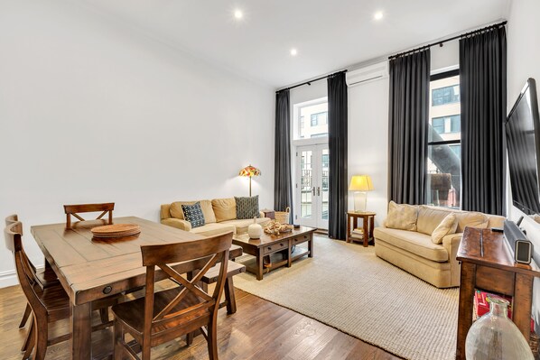 TV, fireplace, Netflix, DVD player - Huge True 3/2 Columbus Circle/Times Sq./Central Park. Entire Floor. Back patio (New York)