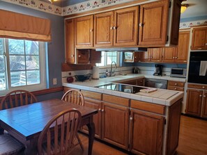 JÀÀkaappi, mikroaaltouuni, uuni, liesi