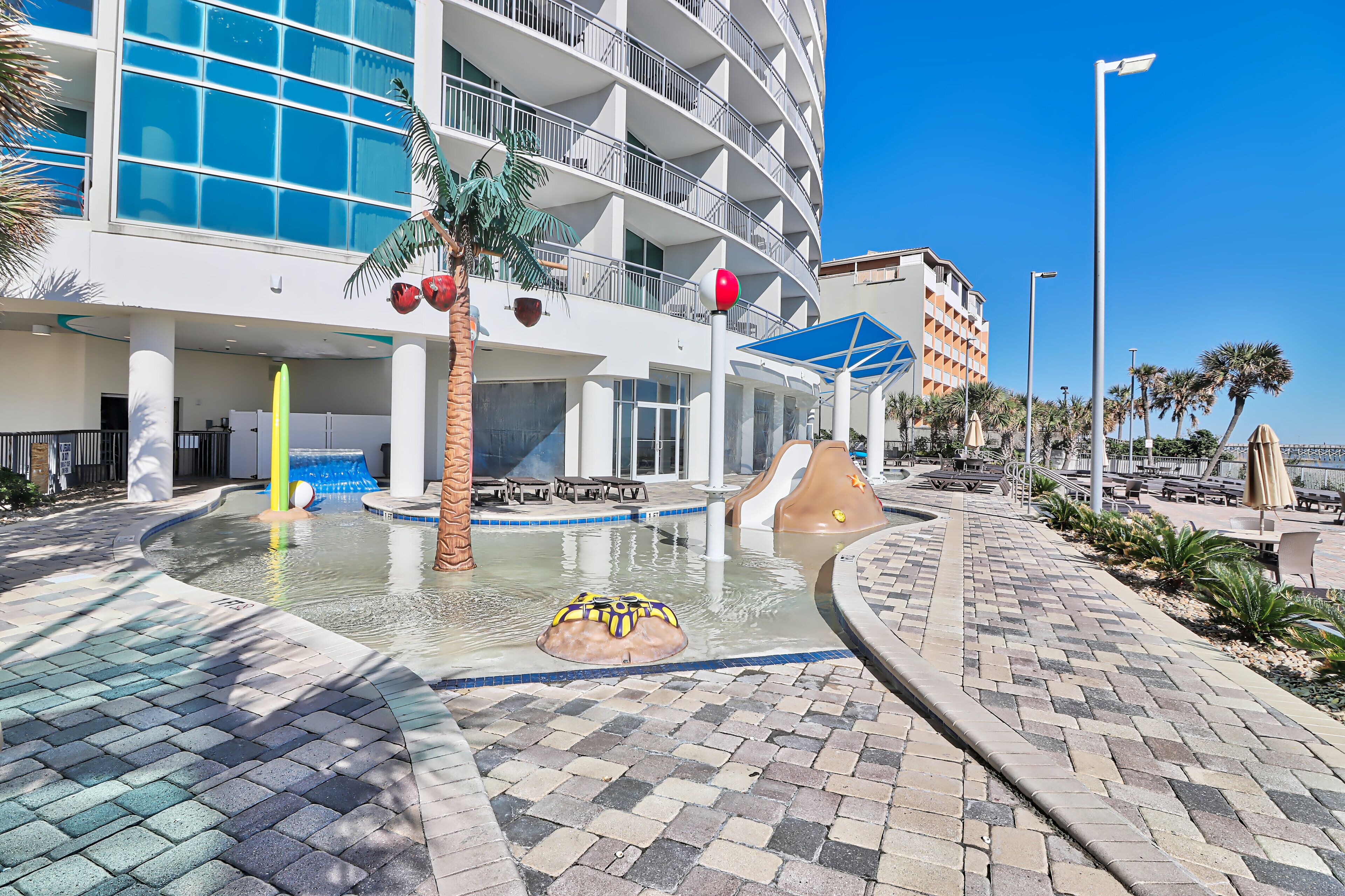 Innendørsbasseng og et oppvarmet basseng