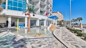 Innendørsbasseng og et oppvarmet basseng