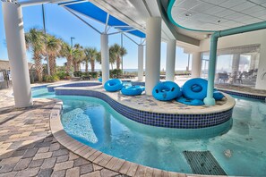 Een binnenzwembad, een verwarmd zwembad