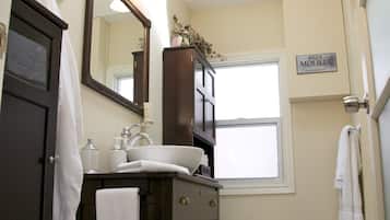 Combined shower/tub, hair dryer, towels, shampoo