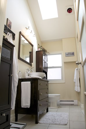 Combined shower/tub, hair dryer, towels, shampoo