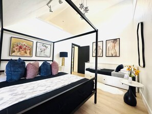 2 bedrooms, desk, iron/ironing board, free WiFi - Penthouse in heart of Capitol Hill , Uptown (Denver)