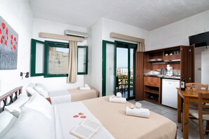 1 bedroom, in-room safe, iron/ironing board, free WiFi - Charming Studio 2 minutes walk from a sandy beach (Limenas Chersonisou)