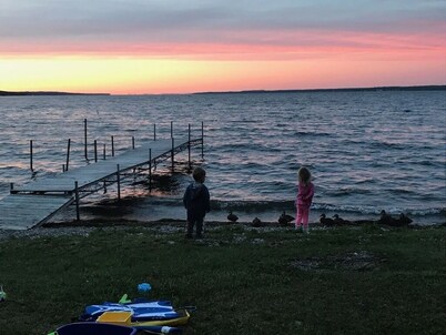 Lake Dreamin-Seneca Lake-Waterfront-Hot Tub-Wine Trail, 100ft Private Level Beach-Pets OK