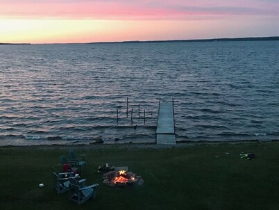 Lake Dreamin-Seneca Lake-Waterfront-Hot Tub-Wine Trail, 100ft Private Level Beach-Pets OK