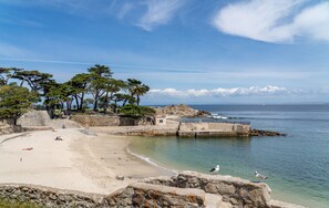 Beach nearby, sun-loungers, beach towels