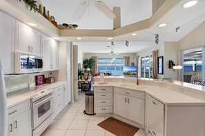 Full-size fridge, microwave, oven, stovetop