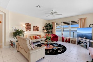 Smart TV, printers - Villa Bel Air - right on the river - pool and spa - sun all day. (Cape Coral)