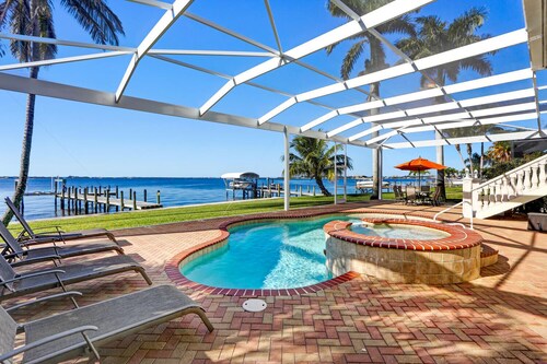 Villa Bel Air - right on the river - pool and spa - sun all day.